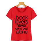 t-shirt rouge pour les lecteurs avec citation never alone