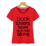 t-shirt rouge pour les lecteurs avec citation never alone