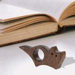 Vue rapprochée d’une bague de lecture chat en bois sculpté
