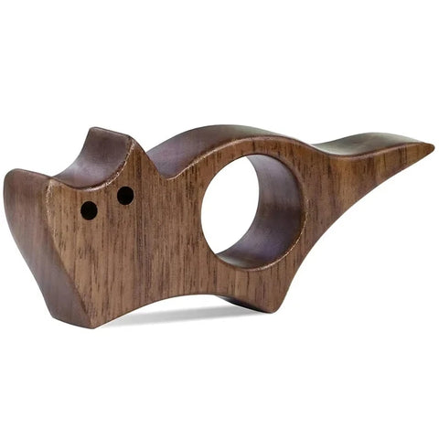 Bague de lecture en forme de chat portée sur le pouce en bois naturel