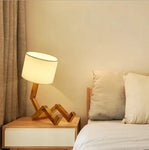 Élégante lampe de chevet en bois avec abat-jour pour créer une ambiance chaleureuse dans la chambre