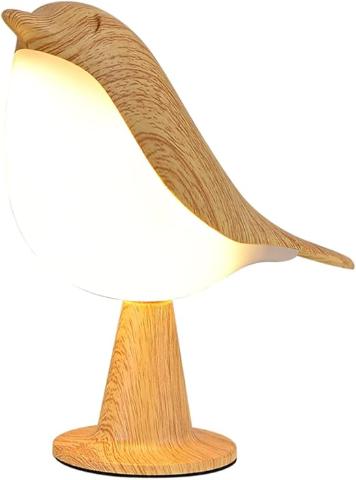 Lampe de lecture en bois d'érable, design élégant et fonction tactile, vue en situation