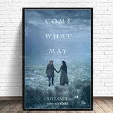 Outlander Saison 8 - Quoi qu'il en coûte - Affiche poignante montrant Jamie et Claire se tenant la main sur un rivage brumeux, symbolisant leur engagement indéfectible à travers les tempêtes de la vie