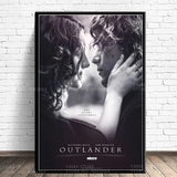 Outlander Saison 8 - Tressage du temps - Affiche artistique avec Claire et une cascade de boucles, évoquant les entrelacements des vies et des époques