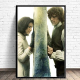 Outlander Saison 8 - Les ombres du passé - Affiche intrigante avec des portraits de Jamie et Claire superposés à des images fantomatiques de leur vie passée