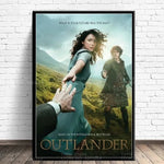 Outlander Saison 8 - L'embrassement des Highlands - Affiche romantique de Jamie et Claire dans une étreinte passionnée avec les Highlands écossaises en toile de fond