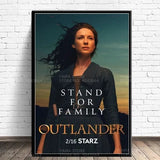 Outlander Saison 8 - Tenez bon pour la famille - Affiche présentant Claire Fraser, déterminée, avec le même arrière-plan dramatique que l'affiche de Jamie