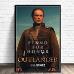 Outlander Saison 8 - Tenez bon pour l'honneur - Affiche solennelle de Jamie Fraser avec une expression grave, sur un fond de ciel menaçant