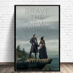 Outlander Saison 8 - Un nouveau monde courageux - Affiche romantique de Jamie et Claire se tenant la main sur une colline, surplombant un paysage écossais
