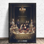 Outlander Saison 8 - Réunion Royale - Affiche élégante présentant les personnages principaux dans un cadre de banquet royal, soulignant les intrigues de la cour