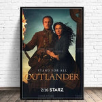 Outlander Saison 8 - Vive les Frasers - Affiche dynamique de Jamie et Claire en tenue de fête, prêts pour de nouvelles aventures
