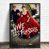 Outlander Saison 8 - Les Frasers de l'Amérique - Affiche vibrante représentant Jamie et Claire devant une ferme américaine, soulignant leur nouvelle vie