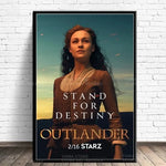 Poster Outlander Saison 8 - Voyage dans le Temps - Une affiche captivante avec Claire touchant les pierres debout mystiques, prête à voyager à travers le temps