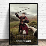 Outlander Saison 8 - L'écho des batailles - Affiche dramatique représentant Jamie en tenue de guerre sur un champ de bataille brumeux, évoquant les conflits à venir