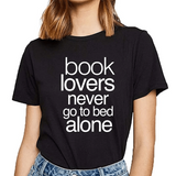 lectrice avec t shirt citation noir never alone